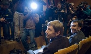 Rufi Etxeberria e Iñigo Iruin, el pasado día 7, tras la presentación de los estatutos de Sortu. ::
IGNACIO PÉREZ