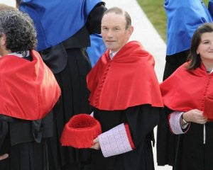 Juan José Ibarretxe, en la ceremonia de investidura como doctor por la UPV. ::                             IGNACIO PÉREZ