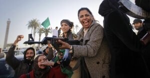 Seguidores de Gadafi celebran en Trípoli las noticias sobre el supuesto avance de la tropas gubernamentales sobre feudos rebeldes. ::
AP