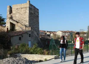 Dos jóvenes pasean junto al calero de Nanclares, declarado monumento. ::
BLANCA CASTILLO