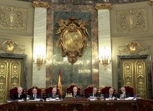 Magistrados de la Sala del 61 del Tribunal Supremo aguardan el inicio del juicio la pasada semana. ::                             EFE