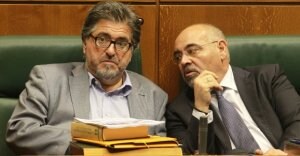 Jesús Eguiguren y José Antonio Pastor conversan durante la sesión de ayer en el Parlamento vasco. ::                             BLANCA CASTILLO