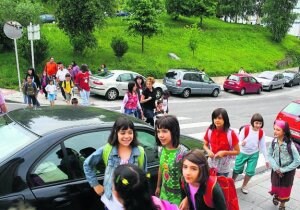 Los escolares cruzan un paso de cebra en su camino a los centros educativos de Ongarai. ::
A. L.