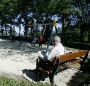 Un hombre lee en un banco del parque, en una imagen de 2007 .:: P. U.