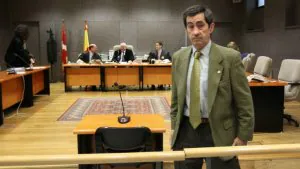 Juan Ramón Ibarra, con los tres magistrados al fondo, en una de las sesiones del juicio. ::                             LUIS ÁNGEL GÓMEZ