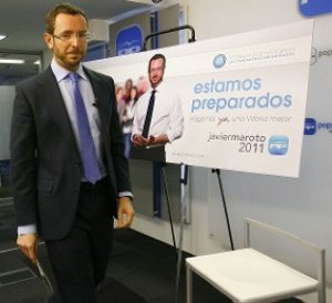 Javier Maroto posa junto a un cartel electoral. ::
JESÚIS ANDRADE