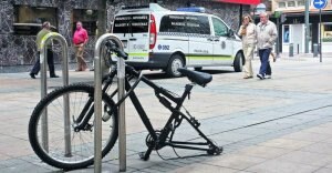 Los robos de bicicletas se disparan en Vitoria, bien del vehículo al completo o, como en la imagen, de una rueda, en este caso en pleno centro de la capital. ::                             IOSU ONANDIA