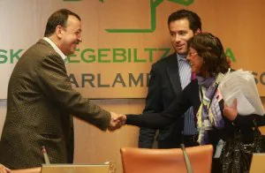 Joan Villadelprat saluda a Ana Aguirre en presencia del parlamentario popular Borja Semper. ::                             B.CASTILLO