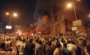 Bomberos tratan de apagar el incendio en una iglesia copta de El Cairo entre las protestas de musulmanes. ::                             AP