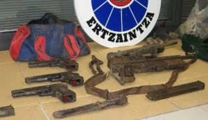 Armas encontradas en el zulo de ETA descubierto en Bilbao el pasado domingo. ::                             TELEPRESS