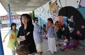 Madres aguardan a sus hijos a las dos de la tarde en el colegio Andra Mari de Getxo al suspenderse las clases por la tarde. ::                             GABRIELA BARNUEVO