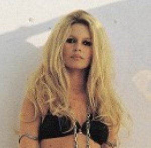 Brigitte Bardot da forma a un bolso