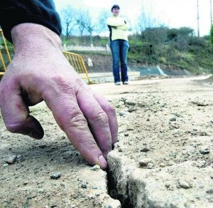 Imagen de una grieta abierta por un seísmo en la localidad alavesa de Salinas de Añana. ::
JOSÉ MONTES