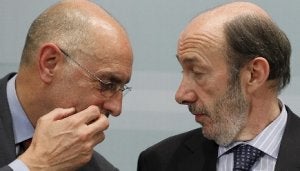 Rubalcaba y el consejero vasco de Interior, Rodolfo Ares, ayer en la firma de un acuerdo de coordinación. ::
EFE