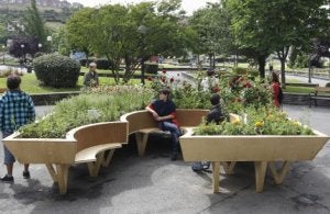 Miembros del equipo ganador disfrutan de su obra junto a vecinos de Zorroza. ::
MIREYA LÓPEZ