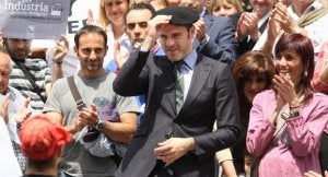 El nuevo alcalde nacionalista de Sestao no dudó en ponerse la txapela para celebrar su investidura. ::
PEDRO URRESTI