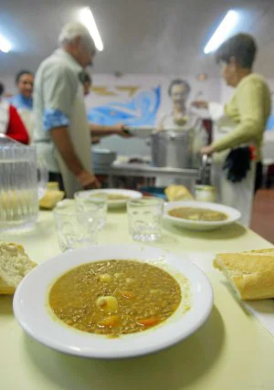 Los comedores sociales repartieron 10.200 menús. ::                             JORDI ALEMANY