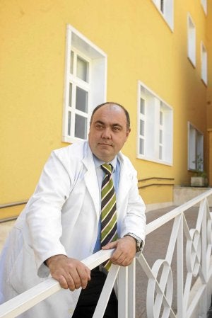 Pedro Sánchez, en el hospital psiquiátrico de Álava. ::                             RAFA GUTIÉRREZ