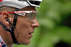 Gilbert no pudo con Contador en la llegada al Muro de Bretaña. ::                             EFE