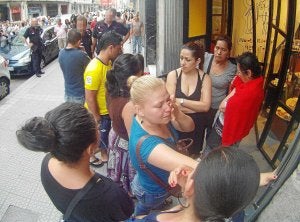 Amigas de la víctima, en el portal de la calle Fernández del Campo donde se cometió el crimen. ::                             LUIS CALABOR