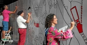 La concejala del PP Beatriz Marcos y artistas como K-Toño colaboraron en colorear el mural. ::
MITXEL ATRIO