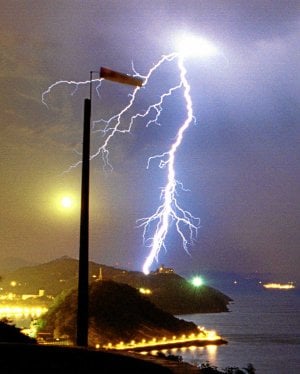 Un rayo cae sobre la bahía de San Sebastián. ::                             REUTERS