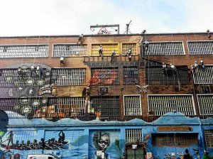 El colectivo okupa se propuso en agosto rehabilitar la fachada del inmueble. ::                             KUKUTZA-PAULA ORTIZ