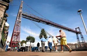 El Puente Colgante luce ya el 'Vena Rojo Somorrostro'. / Pedro Urresti