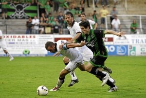 Un jugador del Sestao trata de marcharse de un rival. ::
M. LÓPEZ