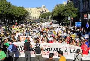 Manifestación de ayer en Madrid de afectados por desahucios. ::                             EFE