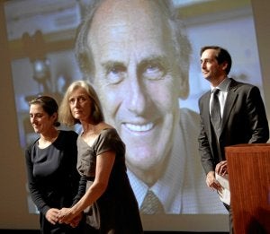 La viuda y los hijos de Steinman, ante una imagen del científico. ::                             AP