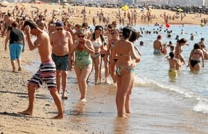 Playas como las de Arrigunaga se han visto atestadas en cuanto salía el sol. ::
PEDRO URRESTI