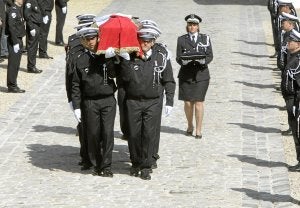Compañeros del brigada francés Jean-Serge Nérin, asesinado en marzo de 2010, llevan a hombros su ataúd durante el funeral. ::                         EFE