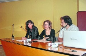 Esther Kareaga (Ayuntamiento) y Aintzane Agirrebeña y Asier Sarasua (Badihardugu Elkartea). ::
R. D.