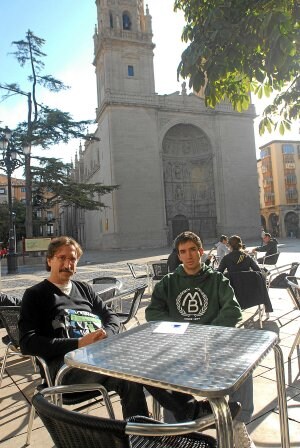 Carlos y Juan Álvarez en el escenario del movimiento 15M, la Plaza del Mercado. ::
ALFREDO IGLESIAS
