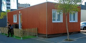 Exterior de una vivienda construida con dos contenedores marítimos, de 60 metros cuadrados y cuyo precio no llega a los 53.000 euros. ::                         FERNANDO GÓMEZ