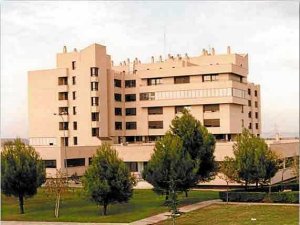Hospital Reina Sofía de Tudela, donde acudió la familia bilbaína. ::                         EFE