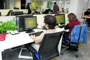 Empleados de Lantegi Batuak trabajan en la nueve sede abierta en Getxo. ::
MIREYA LÓPEZ