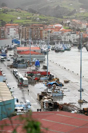 Vista de la dársena comercial de Bermeo con el puerto pesquero al fondo. ::
MAIKA SALGUERO