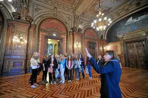 El grupo procedente del instituto de Hannover completó ayer su tercera visita en el Palacio foral. ::                         BORJA AGUDO