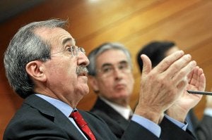 Virgilio Zapatero expone las recomendaciones de los técnicos junto a Jáuregui. ::                         EFE
