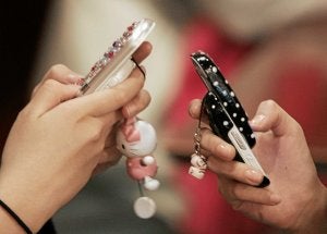 El WhatsApp es el sistema de mensajería más utilizado por los jóvenes. ::                         REUTERS