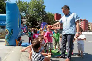 El alcalde basauritarra conversa con unos niños en las colonias urbanas de verano. ::
MITXEL ATRIO