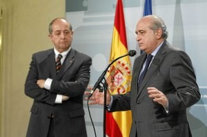 El ministro Jorge Fernández Díaz responde a los periodistas tras entrevistarse ayer con su homólogo catalán Felipe Puig. ::                         EFE