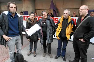 Representantes sindicales muestran la convocatoria de paro registrada ayer. :: TELEPRESS