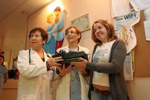 Las doctoras Navajas y López de la Serna reciben un equipo. ::
P. URRESTI