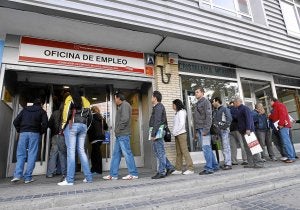 Desempleados hacen cola a las puertas de una oficina de los Servicios Públicos de Empleo, en Madrid. ::
REUTERS