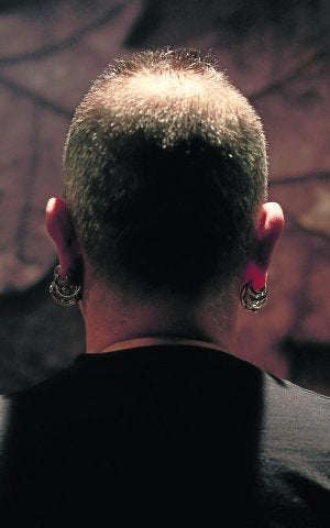 Josu lleva 20 años en la Ertzaintza, siempre con pendientes. :: M. ATRIO