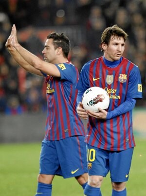 Messi se llevó el balón por sus cuatro goles en el partido ante el Valencia, en el que volvió Xavi tras varias semanas lesionado. ::                         REUTERS