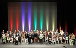 Deportistas galardonados, autoridades y organizadores de la gala posan juntos al final del acto celebrado ayer en Riojaforum. ::
ÓSCAR SOLORZANO